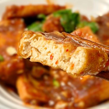 Arrange the fried tofu on a serving plate. Pour the hot, thick sauce generously over the tofu.