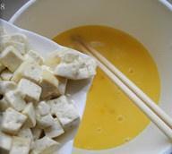The "Push" Scramble Wipe out your pan and heat 2 tablespoons of oil over medium heat (about 325°F / 160°C). Pour in the egg and tofu mixture.