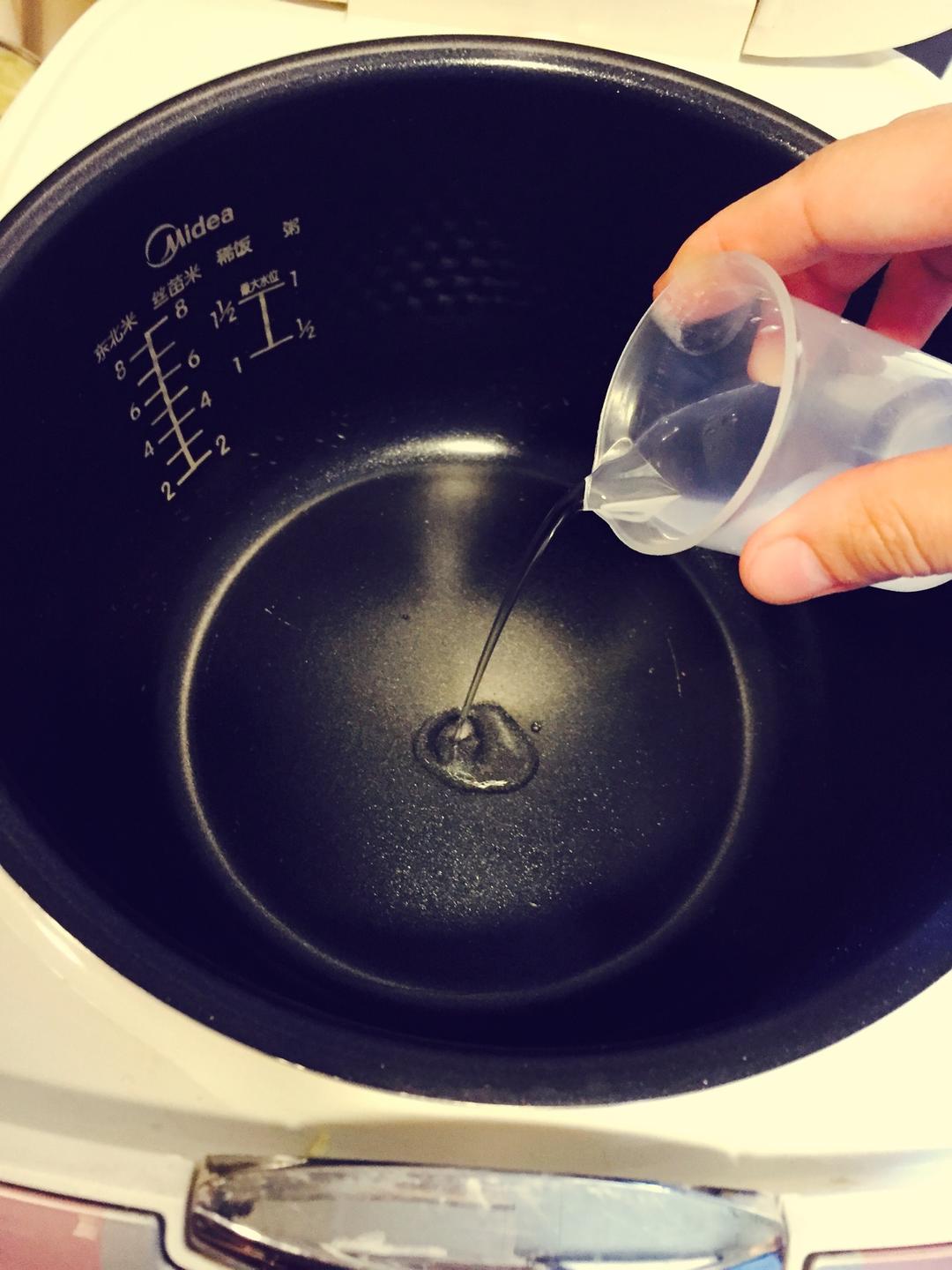 This requires a bold motion. Pick up the pot of hot soy milk (now at ~85°C) and pour it into the rice cooker pot containing the GDL solution.