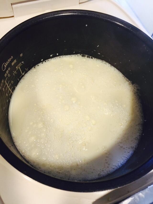 This requires a bold motion. Pick up the pot of hot soy milk (now at ~85°C) and pour it into the rice cooker pot containing the GDL solution.