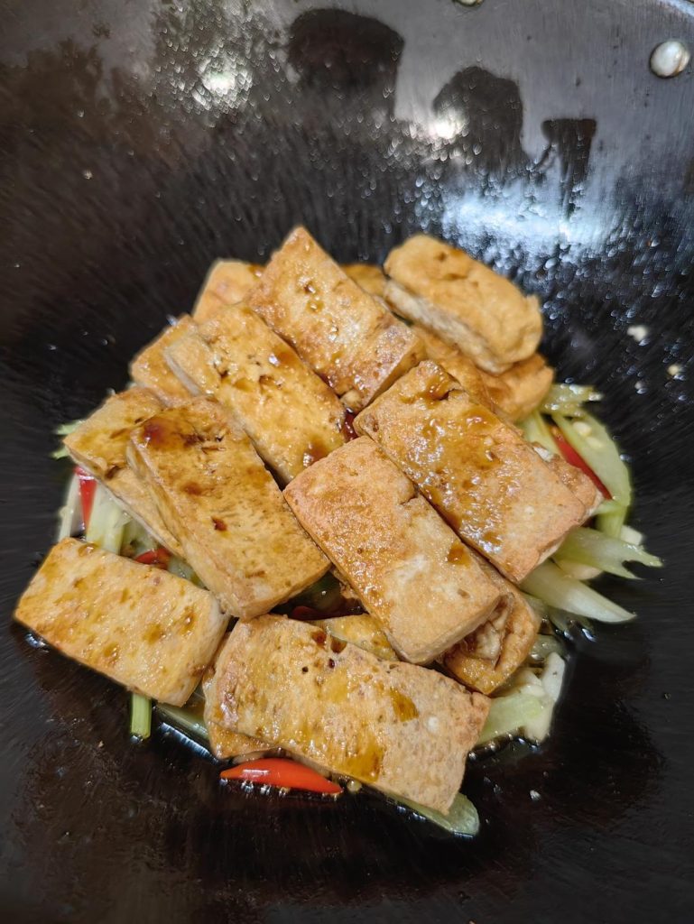 Braise Return the fried tofu to the pan.