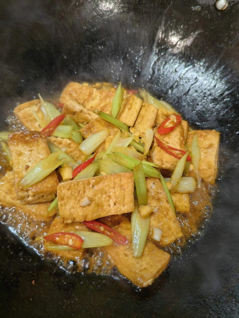Finish Cover the pan or simply let it simmer uncovered on low heat for about 2 minutes.