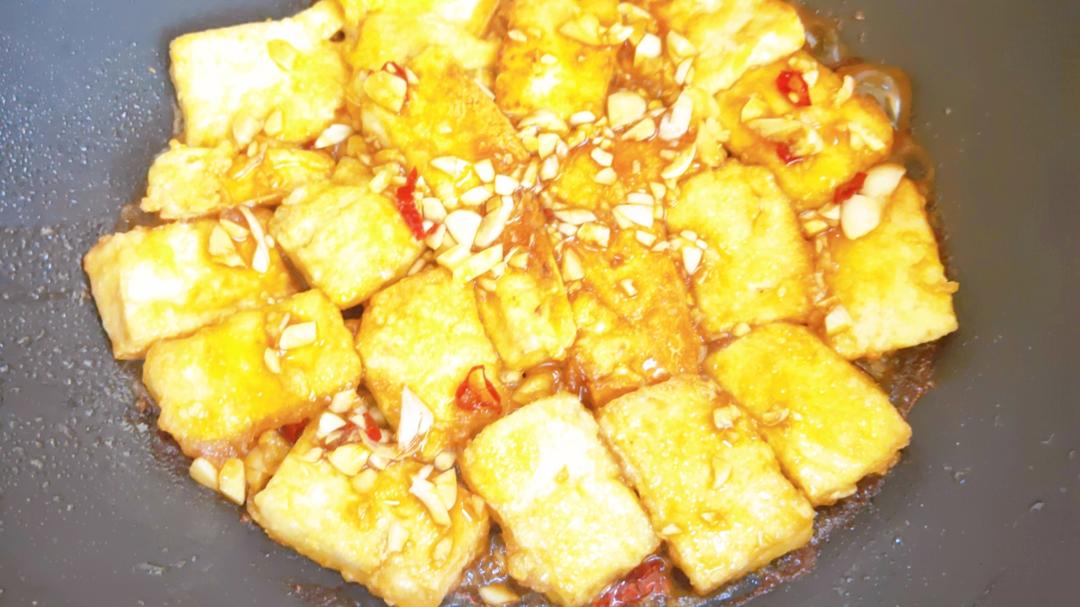 Sprinkle the garlic over the tofu and pour in the soy-oyster sauce to glaze.
