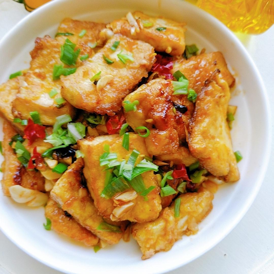 Plate the pan-fried tofu and spoon the remaining glaze on top.