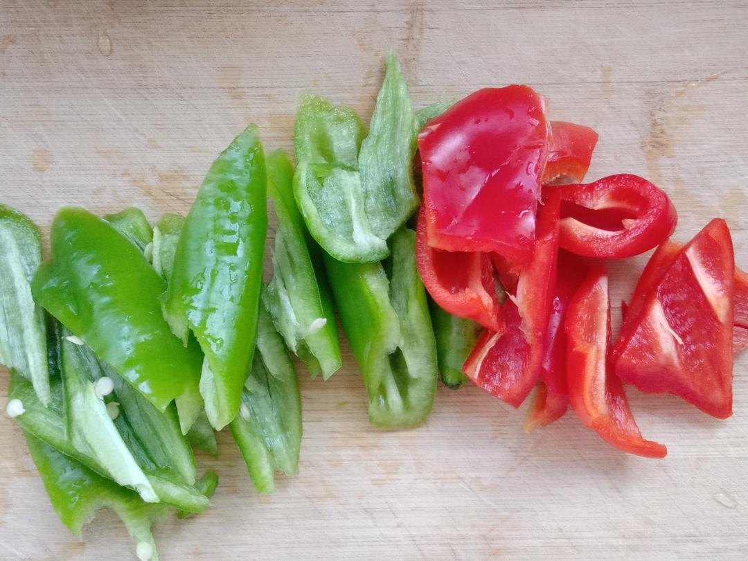 Cut the green and red pepper into chunks; mix