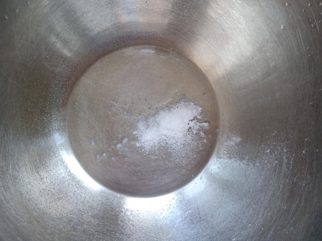 Dissolve 2 g of baking soda in a bowl of hot