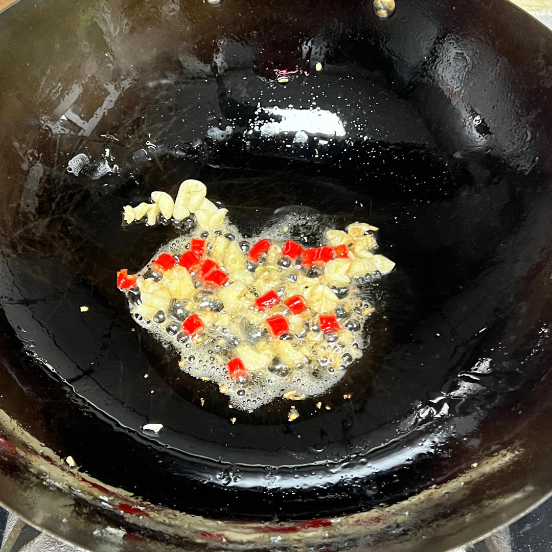 Bloom the chili and garlic