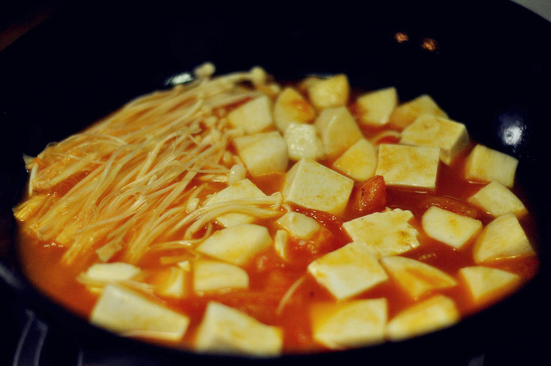 Once it boils, add the mushroom, tofu, and en