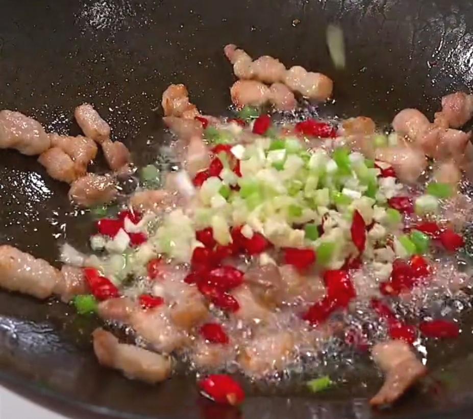 When the fat runs, add the scallion, ginger,