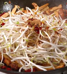 Add the bean sprouts and season with light so
