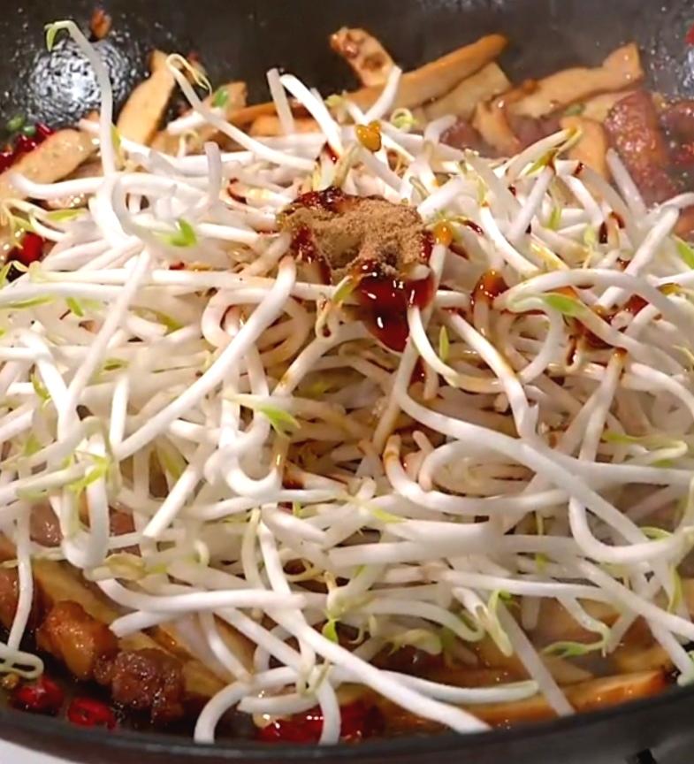 Add the bean sprouts and season with light so