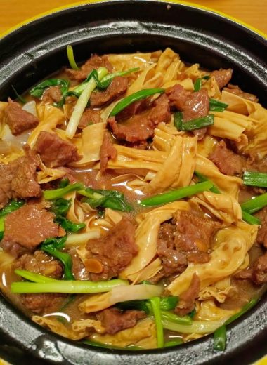 Velveted beef over yuba in a clay pot under a bean-paste sauce