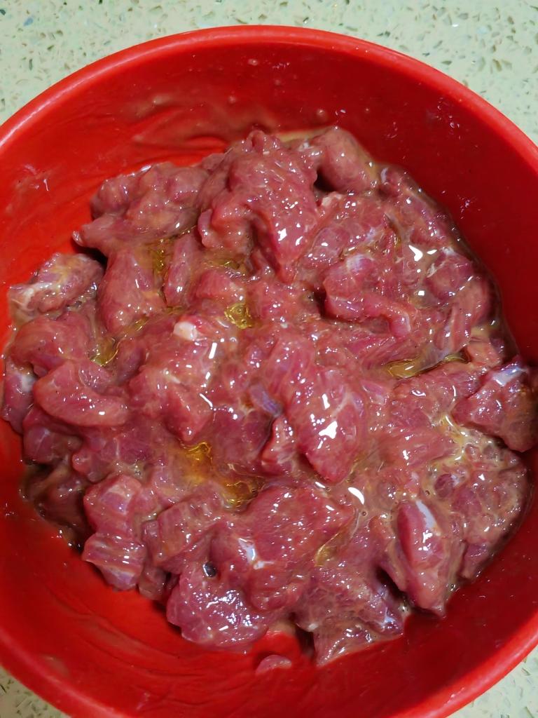 Pour in a spoon of peanut oil
