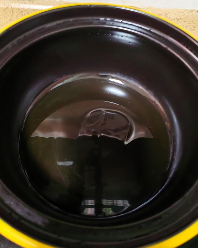 Heat oil in the clay pot