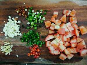 Cut the scallion, ginger, garlic, and chili s