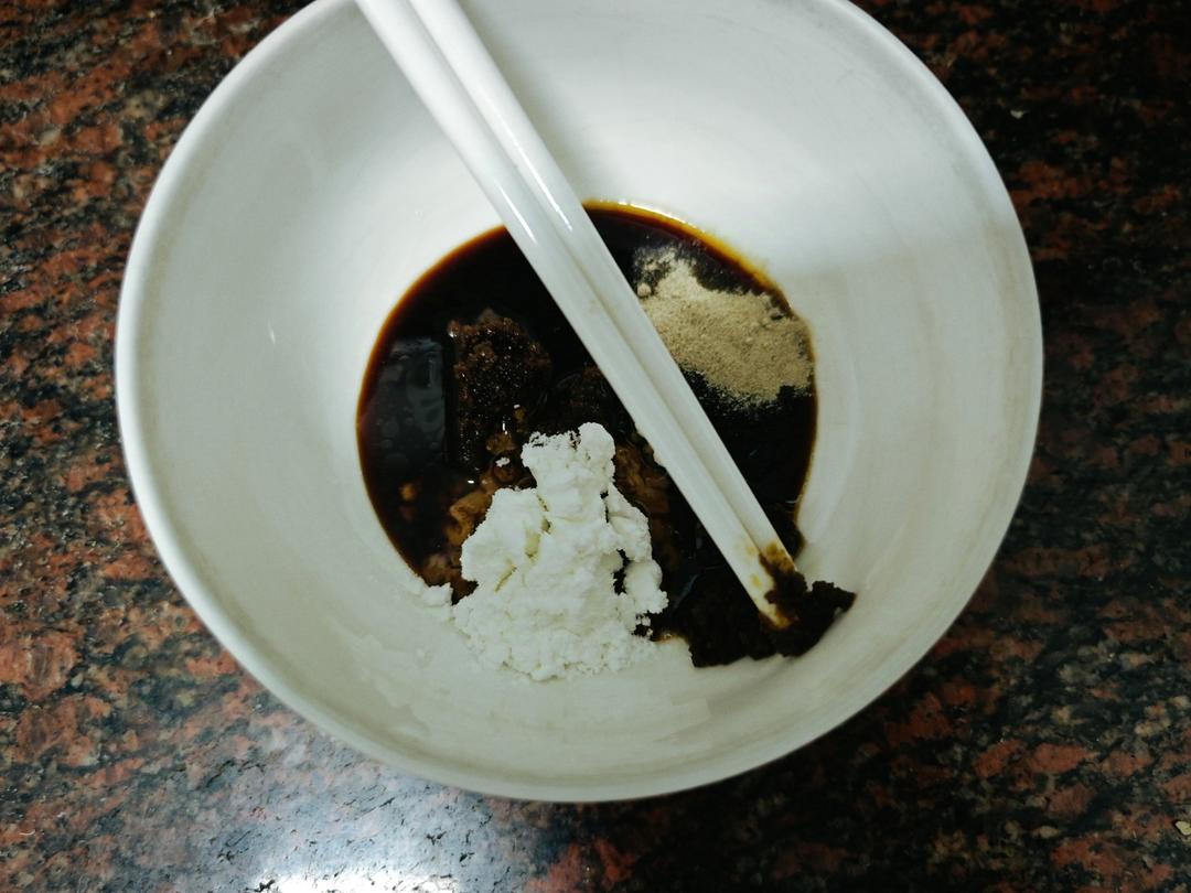 In a bowl: 1 spoon of sha-cha paste, 1 spoon