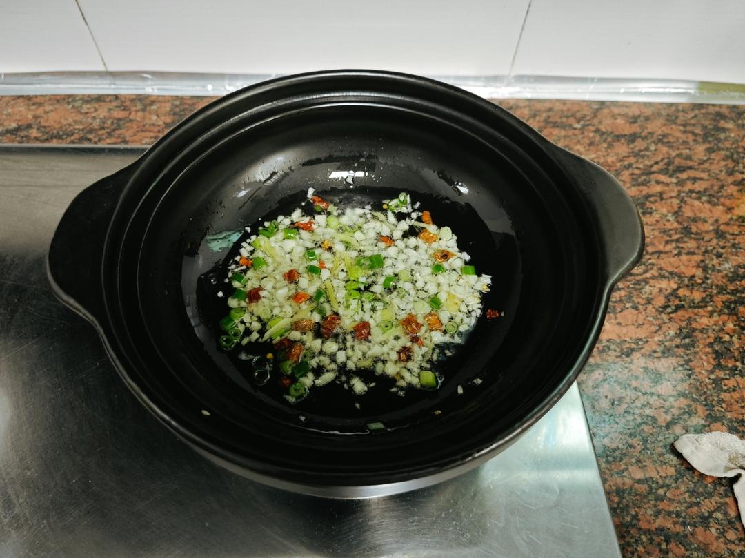 Heat oil in the pot and bloom the scallion, g