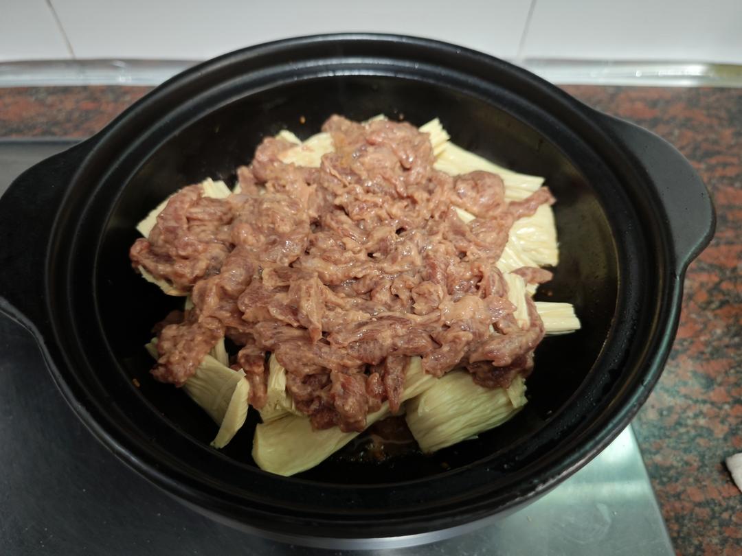 Lay in the yuba, then lay the marinated beef