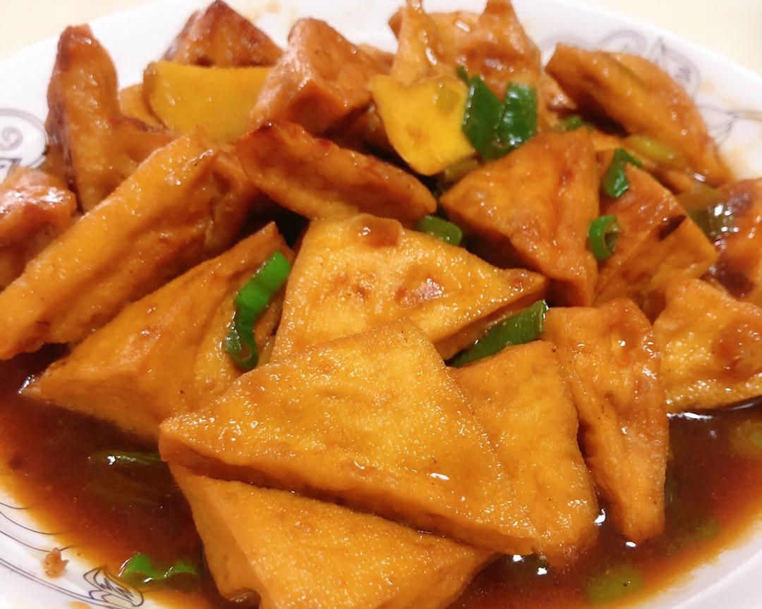 Glossy fried dougan triangles with scallion
