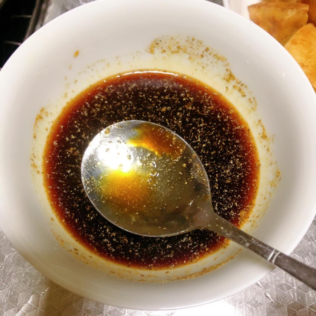 Mix the sauce in a bowl: soy sauce, oyster sa