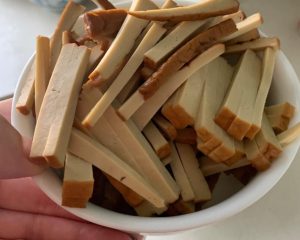Cut the smoked xiang-gan into threads