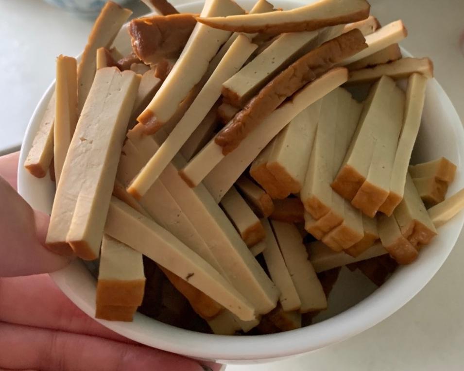 Cut the smoked xiang-gan into threads
