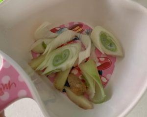 Cut the scallion and ginger into segments