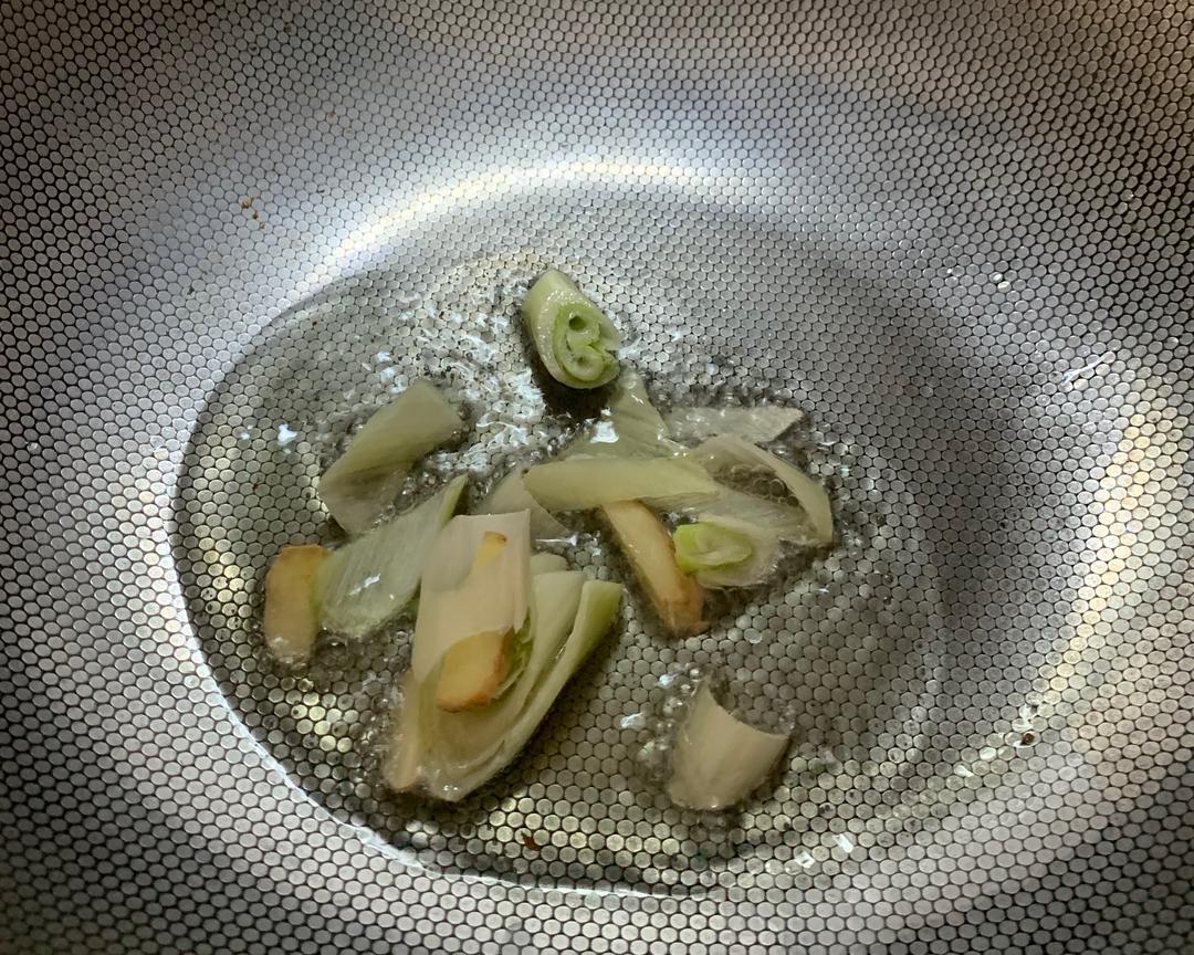 Heat oil in the pan and cook the scallion and