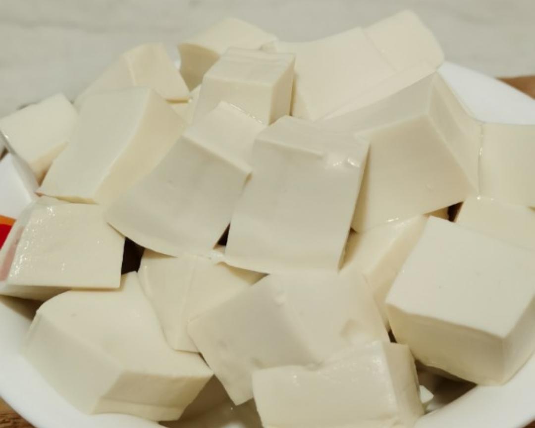 Cut the soft tofu into 2-3 cm cubes - small s