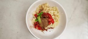 Put the chili powder in a dish, top with minc