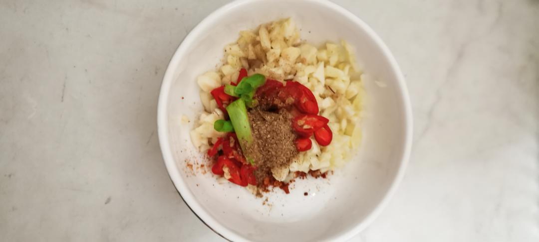 Put the chili powder in a dish, top with minc