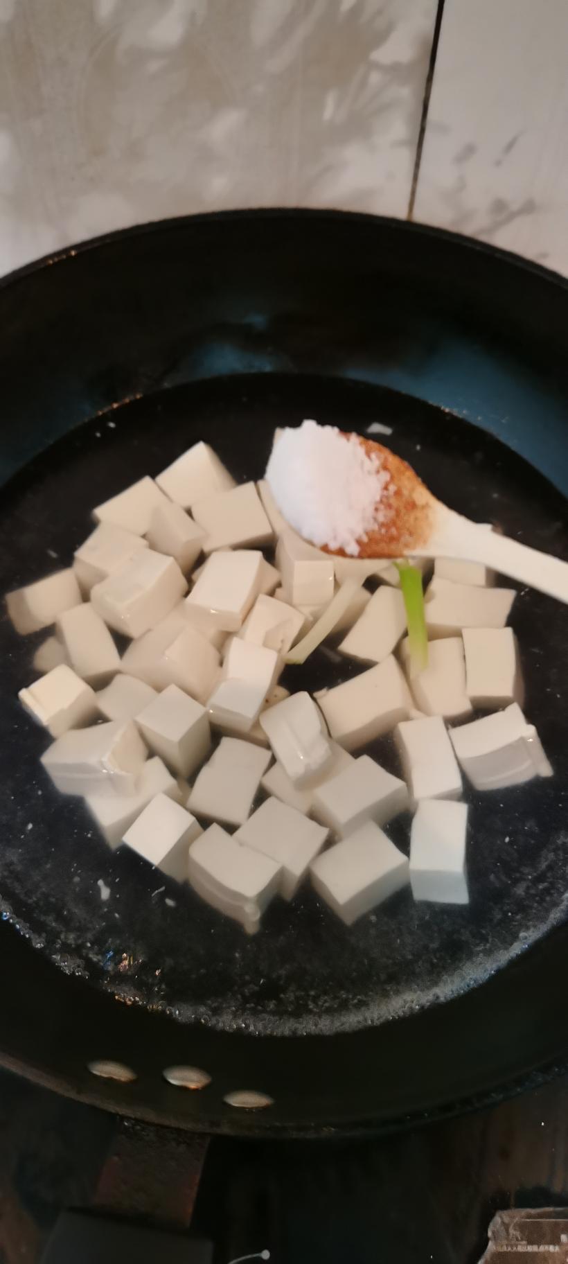 Blanch the tofu in salted water 2 minutes - g
