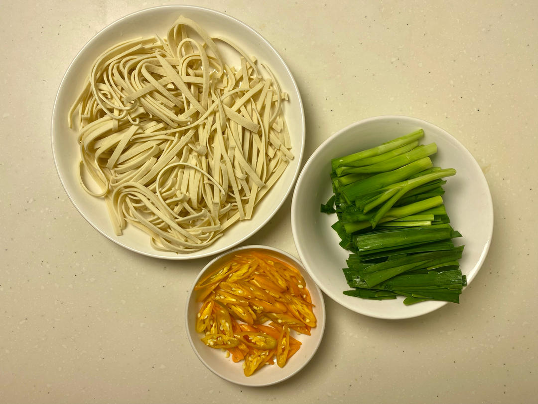 Cut the qianzhang into strips, the chives int