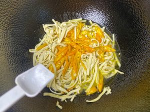 Hot pan, cool oil: add the qianzhang and yell