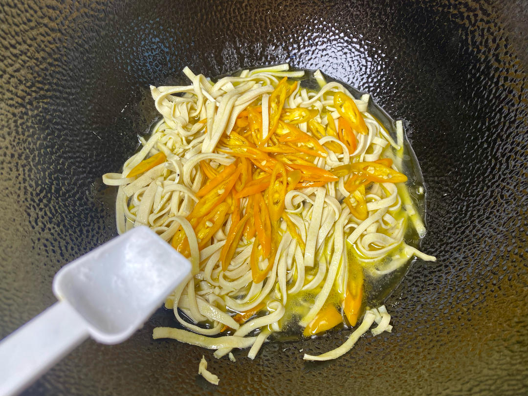 Hot pan, cool oil: add the qianzhang and yell