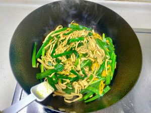 Add 3 g of chicken powder and toss five or si