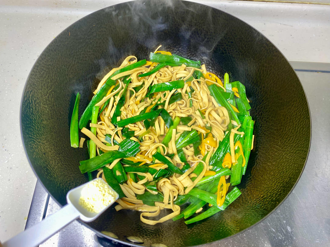 Add 3 g of chicken powder and toss five or si