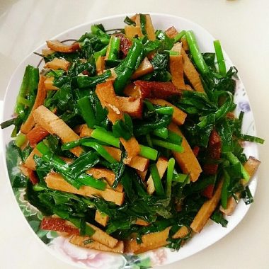 Soy-colored suji strips tossed with bright chives