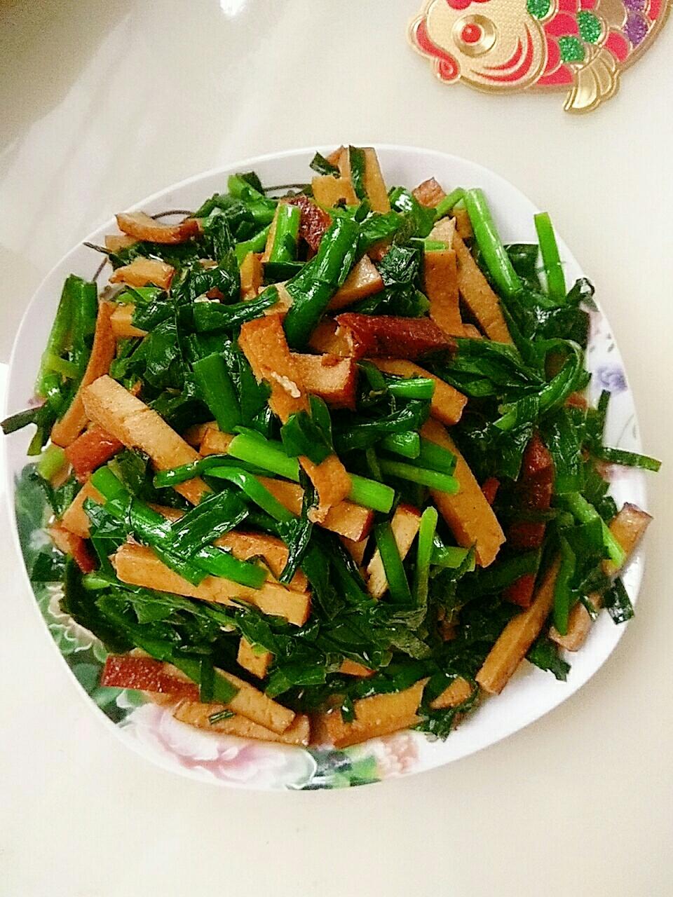 Soy-colored suji strips tossed with bright chives