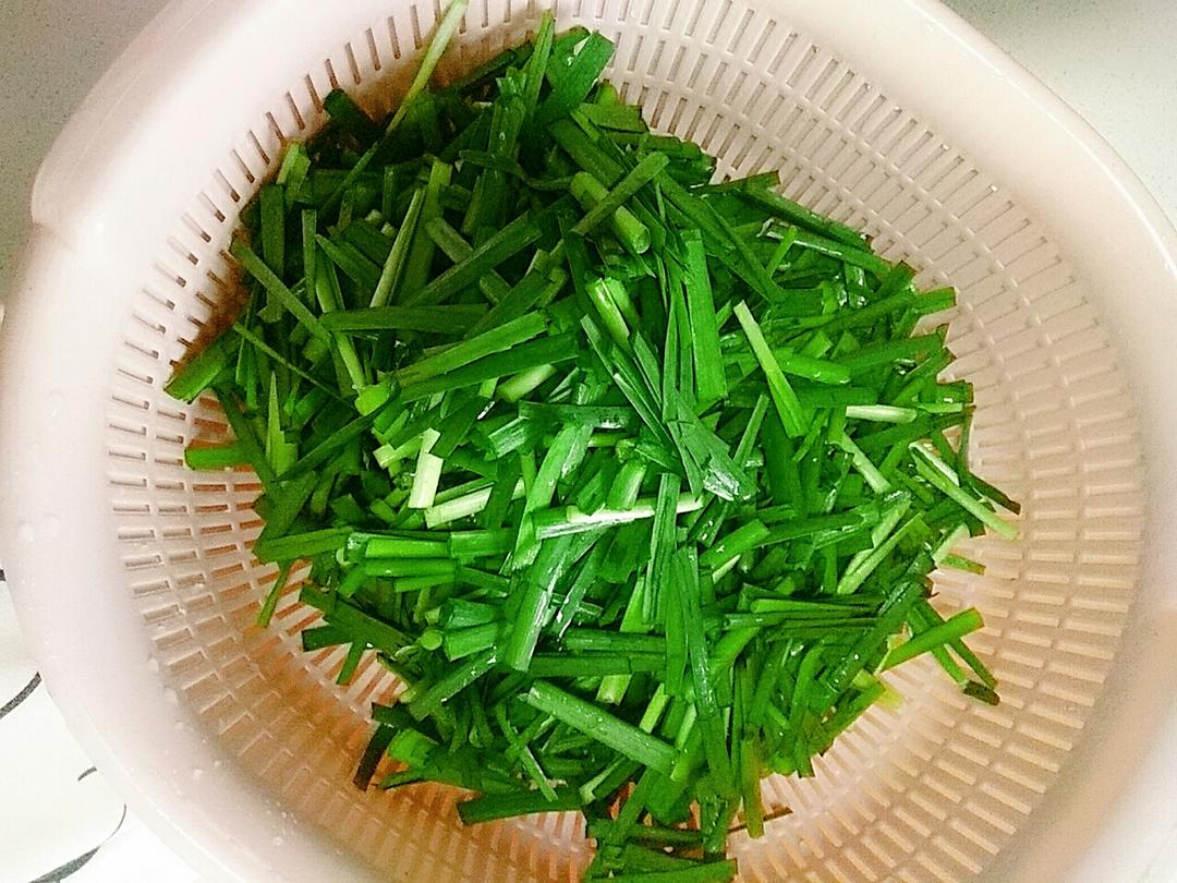 Cut the chives into segments and wash them ag