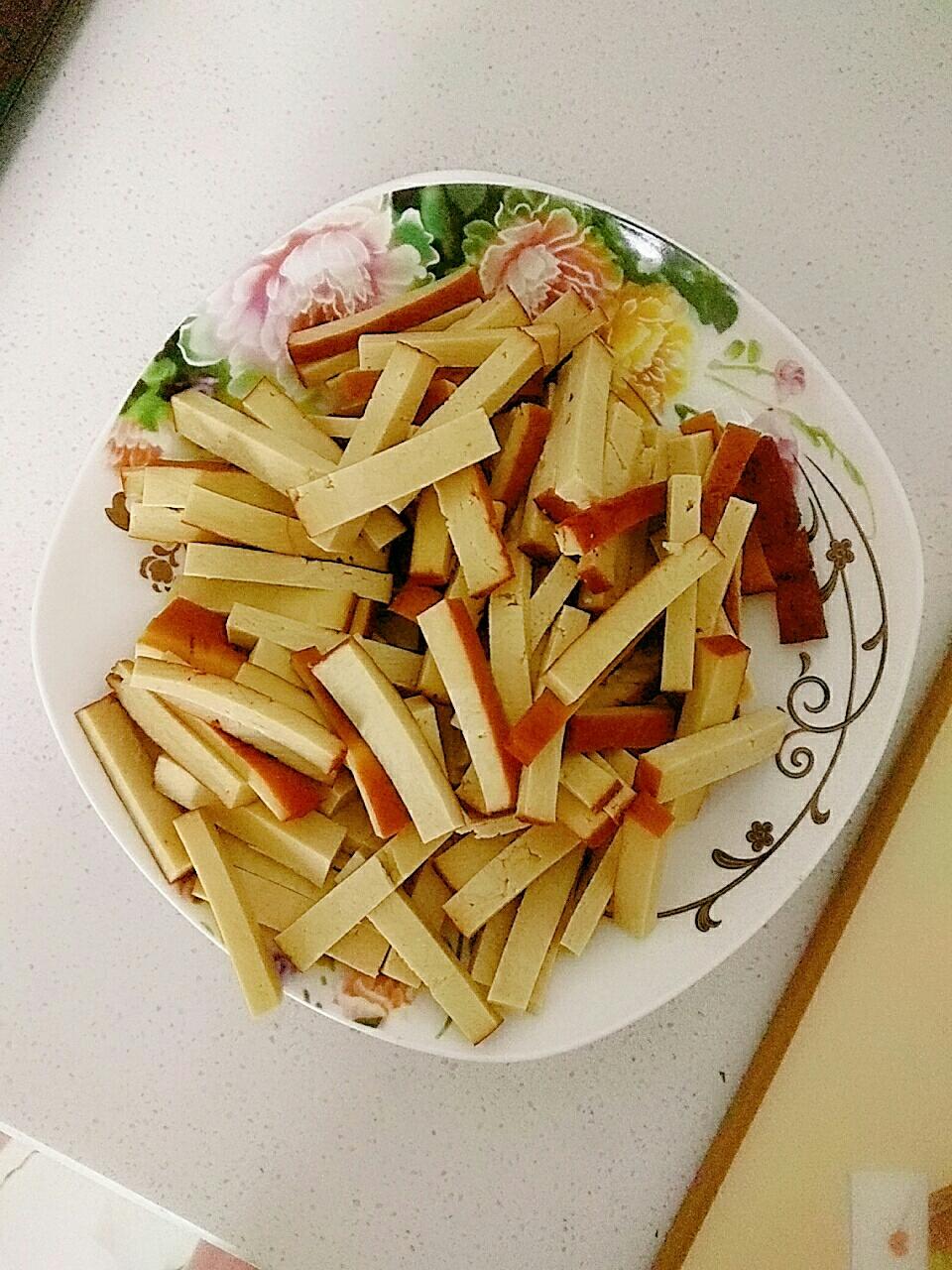 Cut the suji into thin strips about the lengt