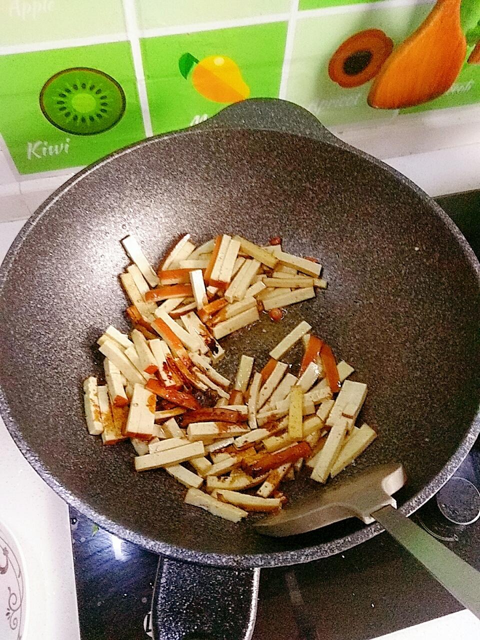 When fragrant, add the suji with a little lig