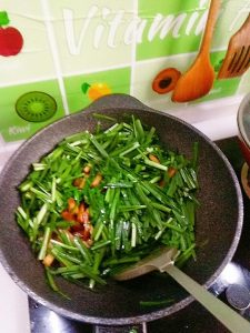 Add the drained chives and toss quickly over