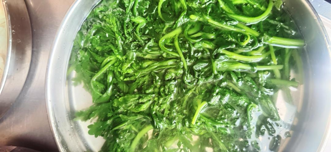 Blanch the chrysanthemum greens in water with