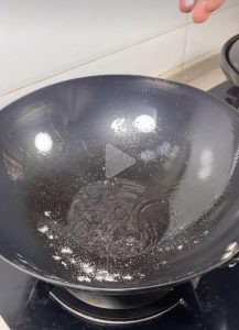 Heat the pan with oil and scatter in a little
