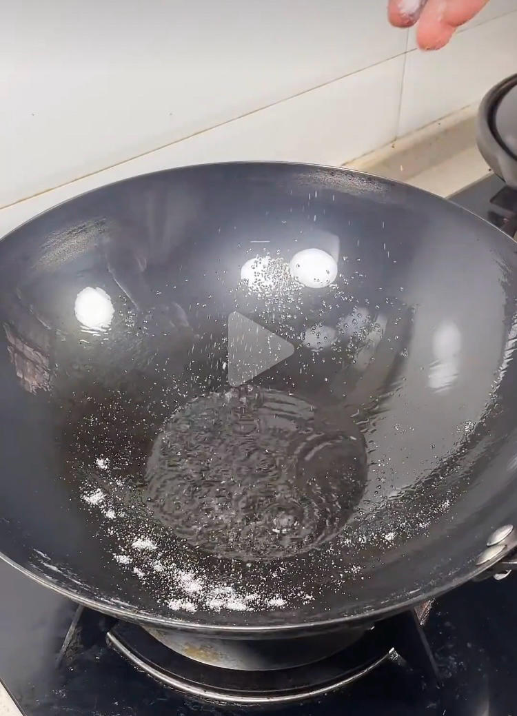 Heat the pan with oil and scatter in a little