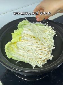 Lay napa cabbage and enoki in the clay pot