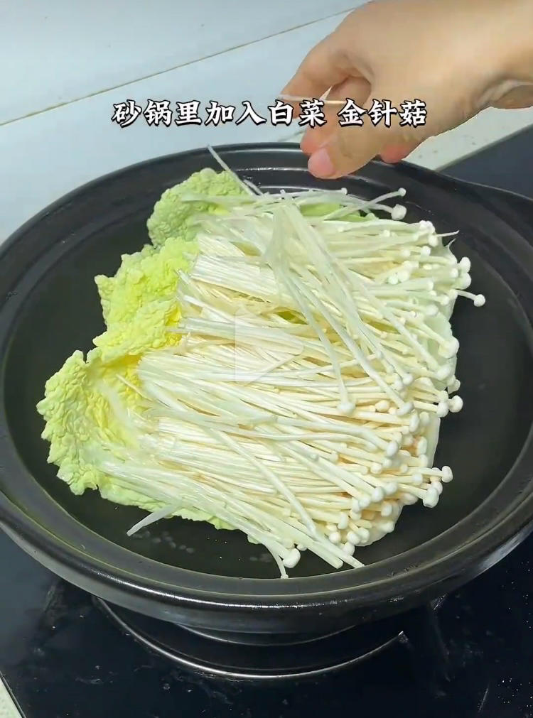 Lay napa cabbage and enoki in the clay pot