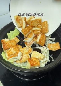 Add the soaked wood-ear and the pan-golden to