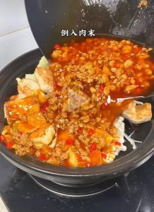 Pour the pork mince sauce over everything